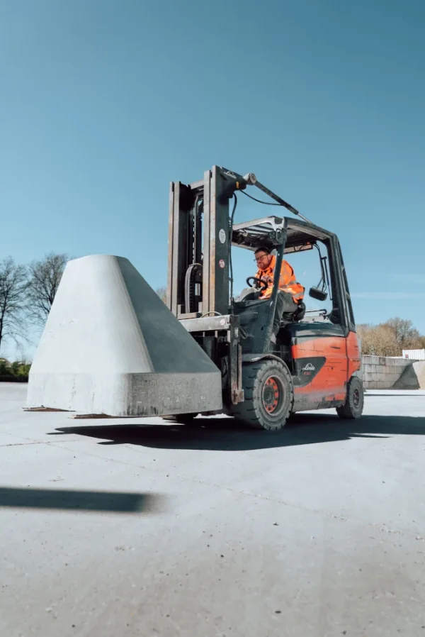 Roos Groep - Prefab beton - Aanrijdbeveiliging 1600 x 1000 x 1300