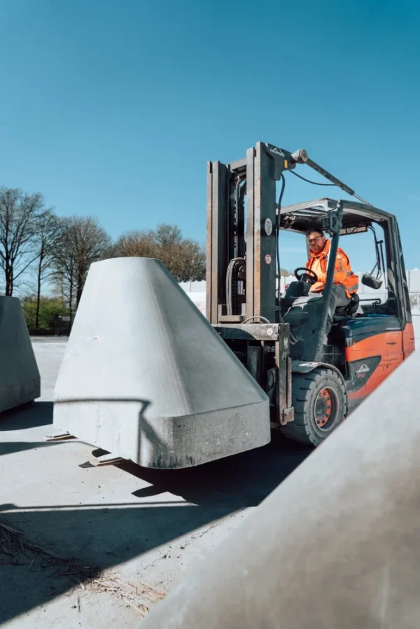 Roos Groep - Prefab beton - Aanrijdbeveiliging 1600 x 1000 x 1300